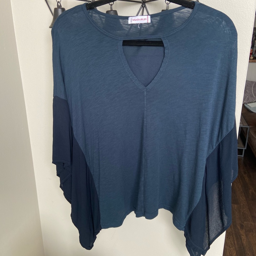 (4/$14) Dolman Flow Sleeve Key Hole Top - Picture 1 of 4